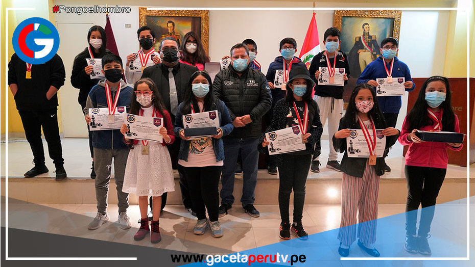 Campeones escolares de ajedrez son premiados en Pueblo Libre