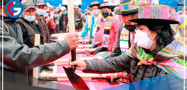 Ayacucho: Primera dama participó en entrega de víveres para población de Uchuraccay