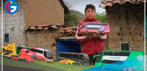 Leonel, el creativo niño huancavelicano que construye su flota de buses de cartón 
