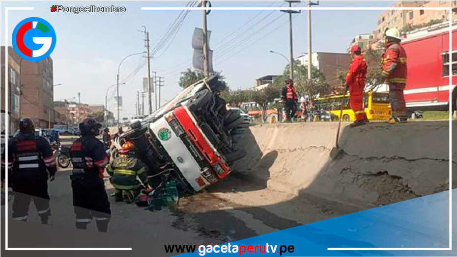 Al menos 10 personas heridas tras despiste de bus de transporte público en Carabayllo