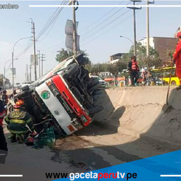 Al menos 10 personas heridas tras despiste de bus de transporte público en Carabayllo