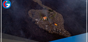 Captan desde el aire una casa rodeada por flujos de lava que evitó por poco ser tragada en medio de la erupción en La Palma
