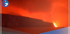 La lava del volcán de La Palma llega al mar y comienza a formar un nuevo terreno para la isla