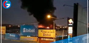 Un incendio de grandes proporciones se registró en el mercado Unicachi en la sección de Ferretería esta tarde en Comas