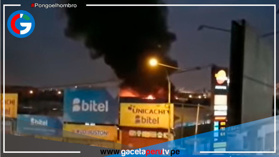 Un incendio de grandes proporciones se registró en el mercado Unicachi en la sección de Ferretería esta tarde en Comas
