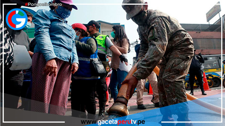 Ejército distribuye agua potable a población afectada por aniego en SJL