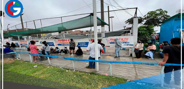 Largas colas de pacientes a las afueras del Hospital San José