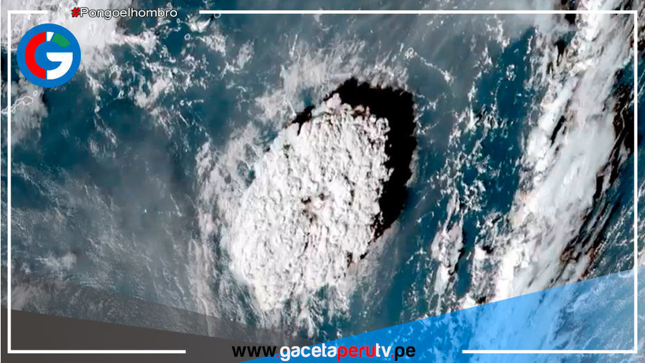 Olas golpean casas en las costas de las islas de Tonga tras alerta de tsunami masivo después de una erupción volcánica