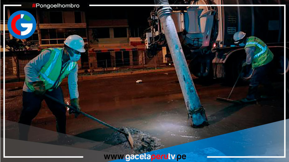 Aniego a causa de la rotura de tubería afecta viviendas y negocios en San Juan de Lurigancho
