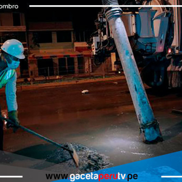 Aniego a causa de la rotura de tubería afecta viviendas y negocios en San Juan de Lurigancho