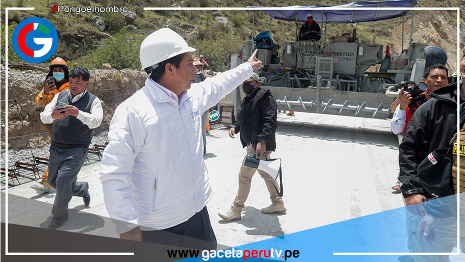 Presidente de la República Pedro Castillo y varios ministros inspeccionaron las obras de la carretera Oyón-Ambo en Pasco