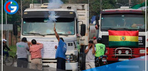 Caravana de camiones marca el vigésimo día de huelga en Santa Cruz