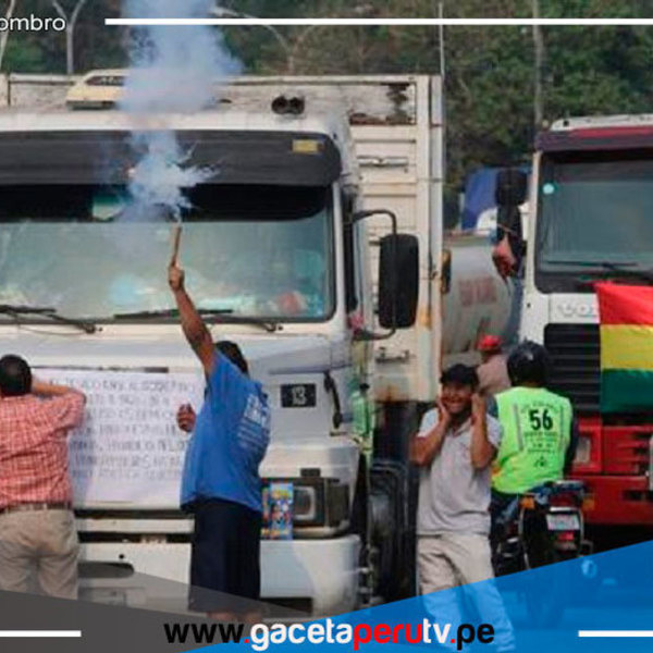 Caravana de camiones marca el vigésimo día de huelga en Santa Cruz