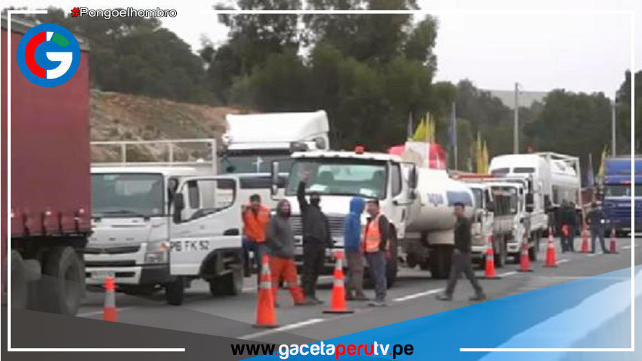 Camioneros se encadenan segundo día de paro por precio de combustibles en Chile