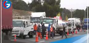 Camioneros se encadenan segundo día de paro por precio de combustibles en Chile