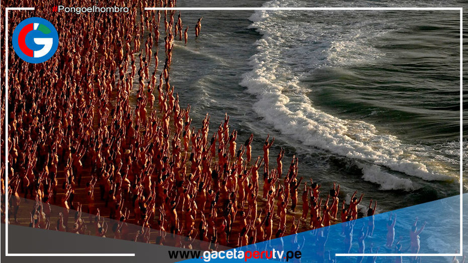 Miles de personas se desnudan en una playa australiana