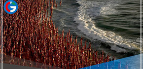 Miles de personas se desnudan en una playa australiana