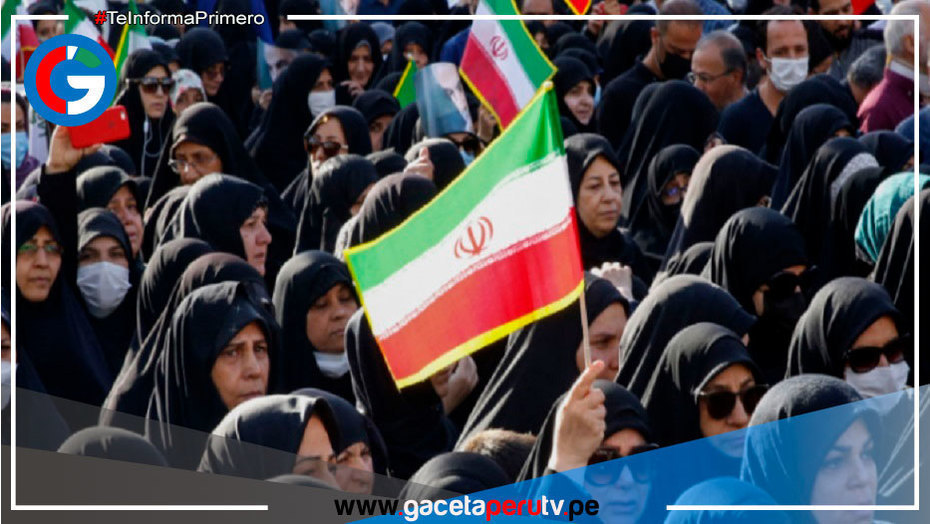 Irán anuncia posible bloqueo de cuentas bancarias de mujeres que no usen el velo