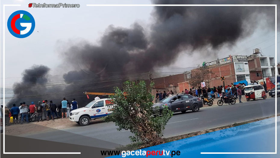 Bomberos controlan incendio en almacén cerca de Carretera Central