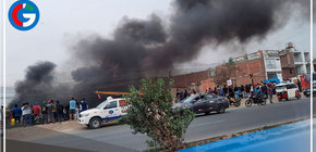 Bomberos controlan incendio en almacén cerca de Carretera Central 