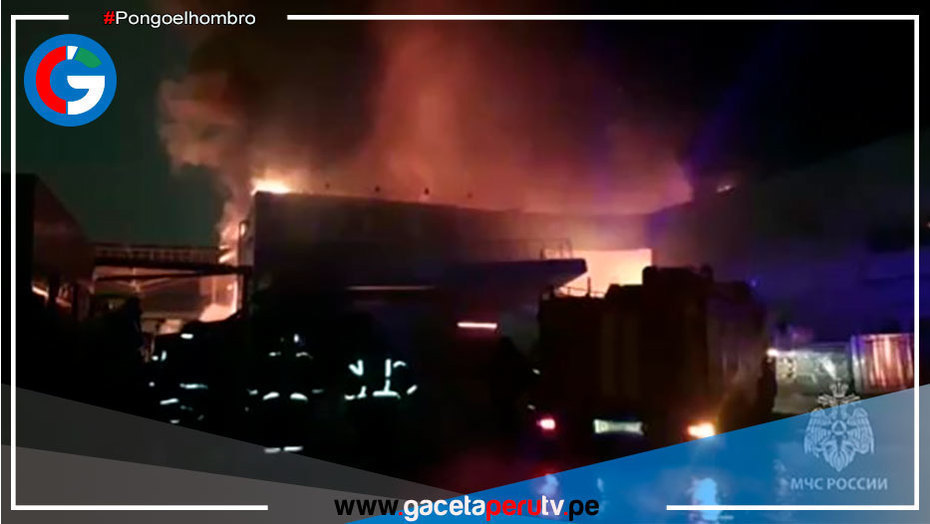 Rusia: Un muerto en enorme incendio en un centro comercial
