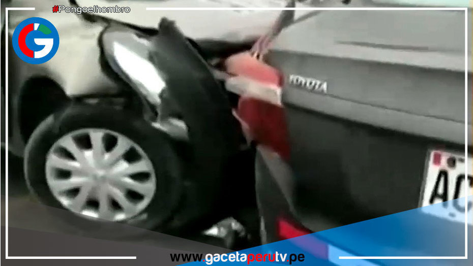 Carro de policía choca contra autos estacionados tras perder el control por exceso de velocidad