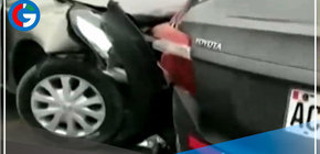 Carro de policía choca contra autos estacionados tras perder el control por exceso de velocidad