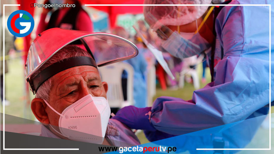 Adultos mayores necesitan tercera dosis; dos no son suficientes