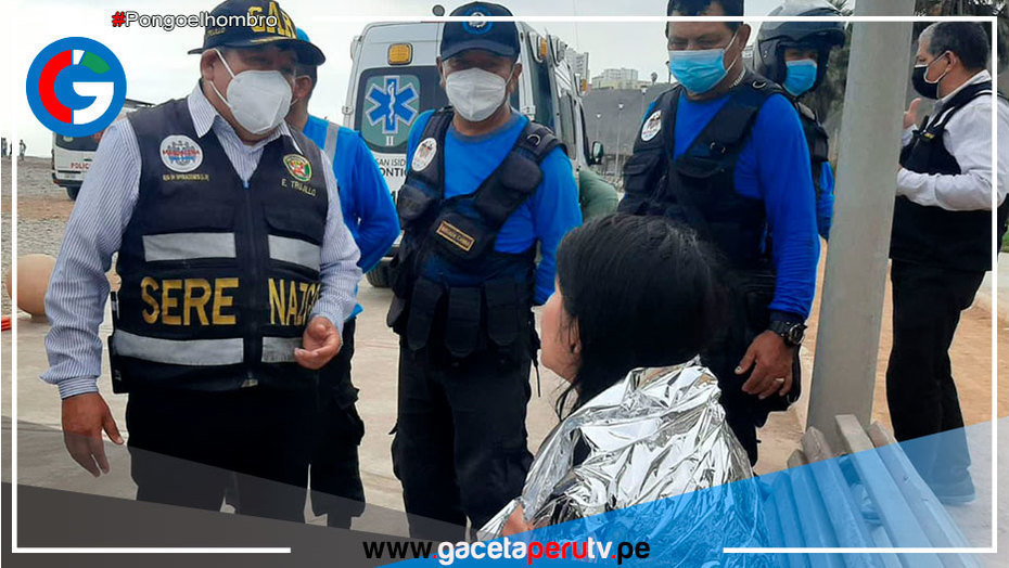 Policías y serenos rescatan a cuatro parapentistas que cayeron al mar en Magdalena