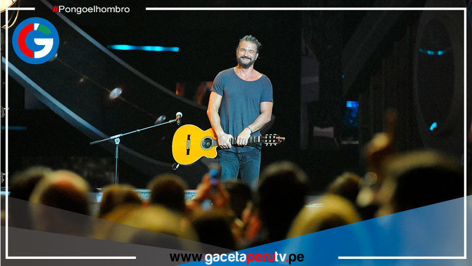 Ricardo Arjona muestra con "Blanco y negro" que la "música también viene en libros"