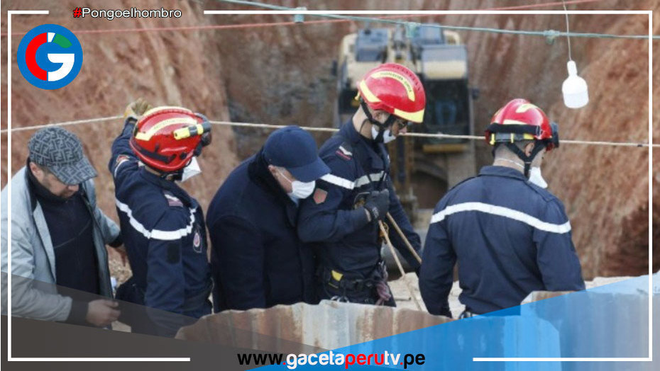 Rescatadores se encuentran a pocos metros del infante menor de 5 años que resbaló en un gran pozo