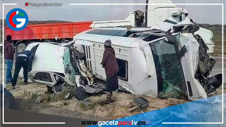 Accidente entre minivan y auto en vía Arequipa-Puno deja 5 muertos y varios heridos