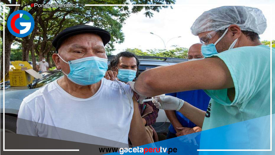 Los casos de la COVID-19 bajan en el mundo, pero suben las muertes, según la OMS