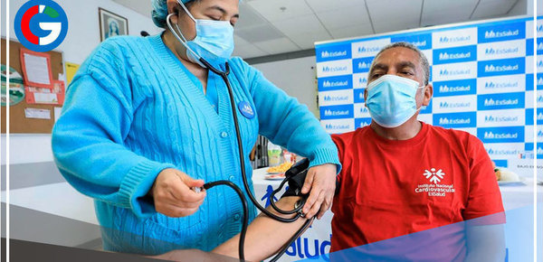 Enseñan la forma correcta de medirse la presión arterial en casa