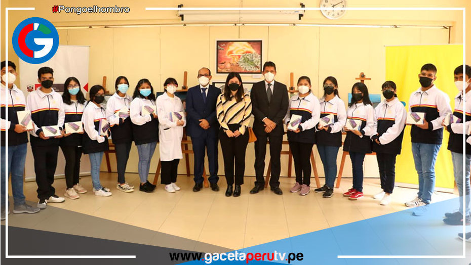 Estudiantes de COAR reciben donación de 385 tabletas