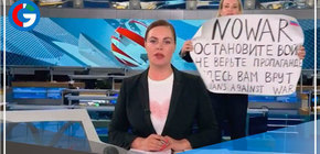 Una mujer se muestra en noticiero ruso con una pancarta en contra de la Guerra