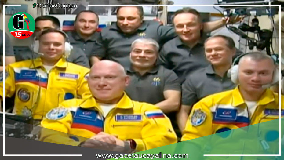 Cosmonautas rusos llegaron a la Estación Espacial Internacional vestidos de amarrillo y azul