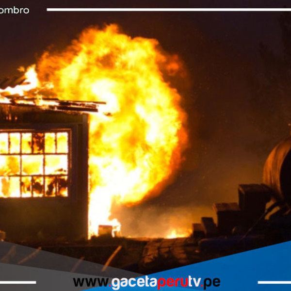 Incendio destruye fábrica de productos químicos y se expande a casas en San Juan de Lurigancho