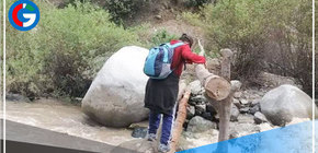 Personal de salud lidia con riachuelos y bloqueos para atender parto 
