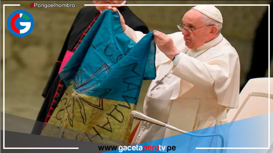 El papa Francisco besó una bandera de Ucrania