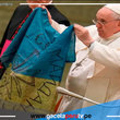 El papa Francisco besó una bandera de Ucrania
