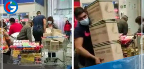 Compradores en Santiago arrasan con aceite tras oferta de supermercado ante alza de precios