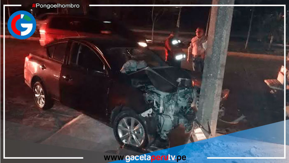 Cercado de Lima: Una camioneta impacta contra un poste