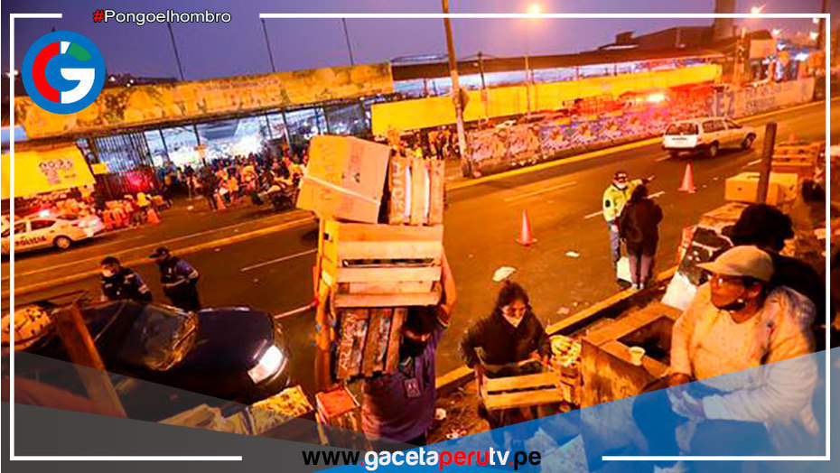 La PNP y las municipalidades de San Luis y La Victoria, desalojaron a los comerciantes en el mercado de frutas