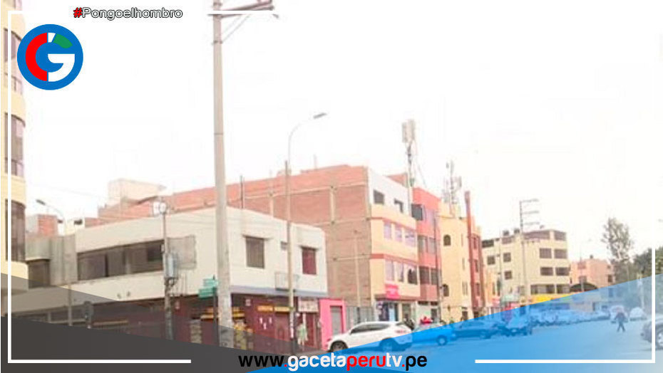 Un ladrón amenaza con un arma a un niño y a su madre durante un robo en un minimarket