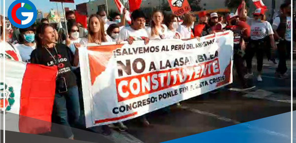 Protestas por las calles del centro de Lima en contra de la instalación de una Asamblea Constituyente