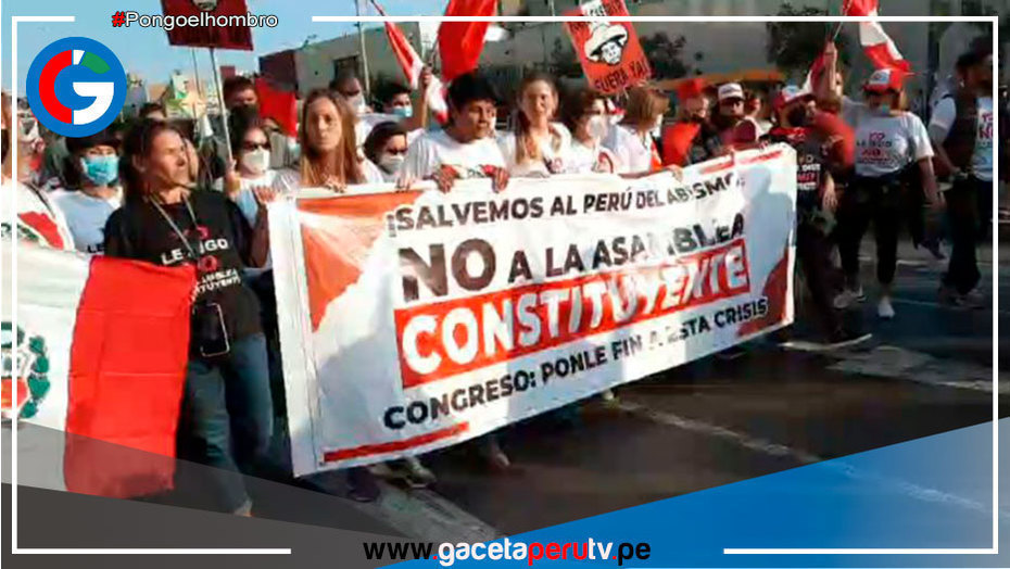 Protestas por las calles del centro de Lima en contra de la instalación de una Asamblea Constituyente