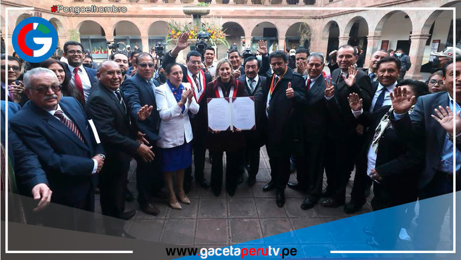 Firman en el Cusco autógrafa de ley que descentraliza la contratación de publicidad estatal