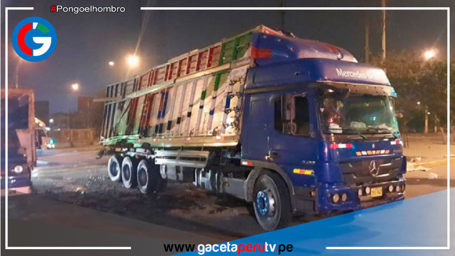 Camión choca con tren de carga y el conductor y copiloto escapan milagrosamente de la muerte
