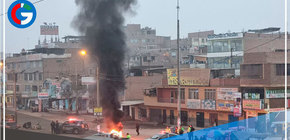 Manifestantes queman llantas en Puente Piedra y Comas